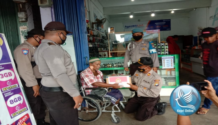 Polsek Moro berikan 30 paket Sembako kepada Lansia