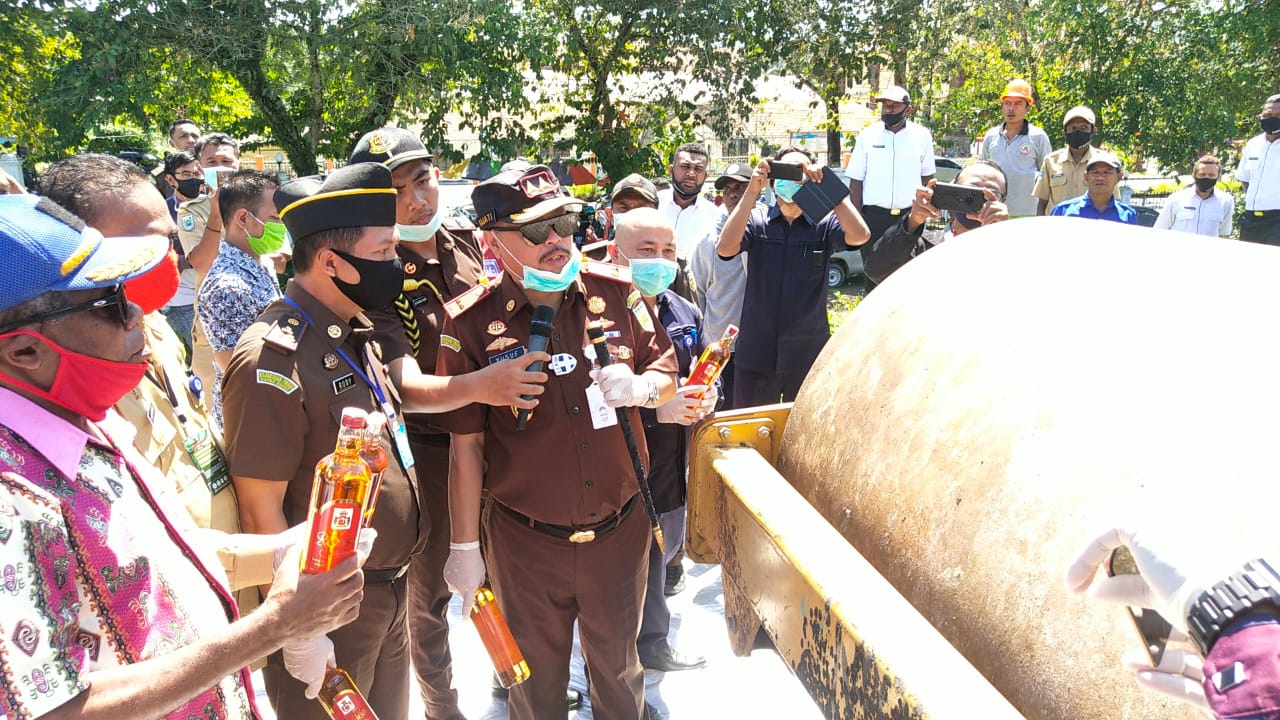 Jelang HUT Adhyaksa, Kejati PB Musnahkan 4.041 Miras dan Paket Narkotika Jenis Ganja