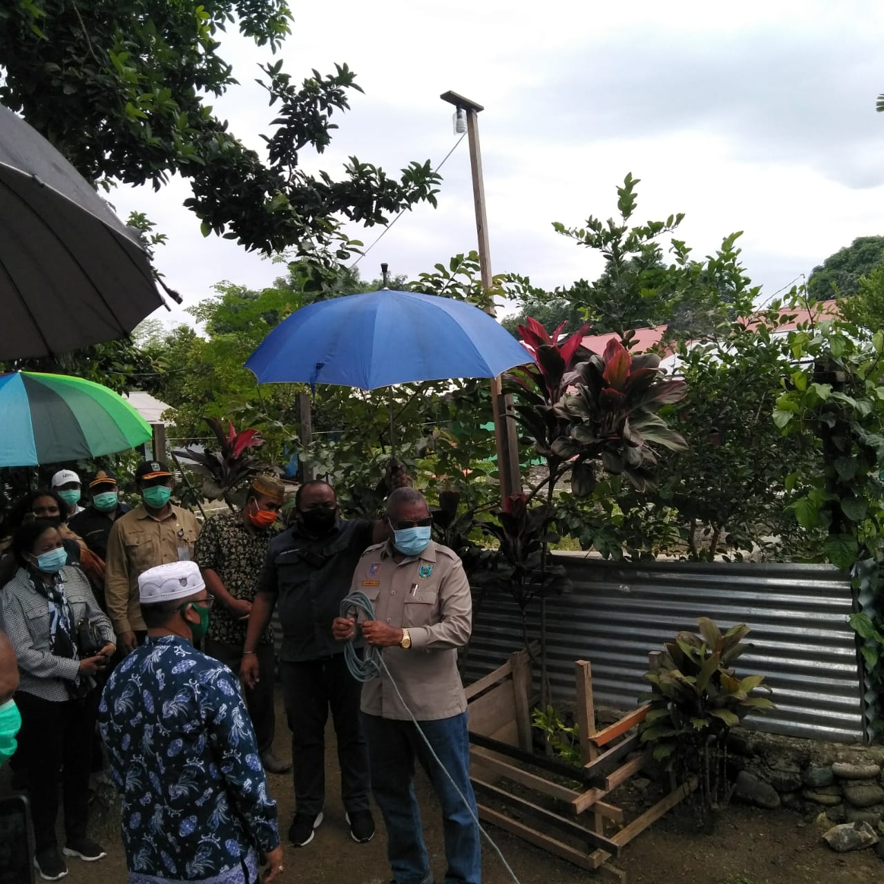 Gubernur Dominggus dan Bupati Markus Serahkan Hewan Qurban kepada PHBI Mansel