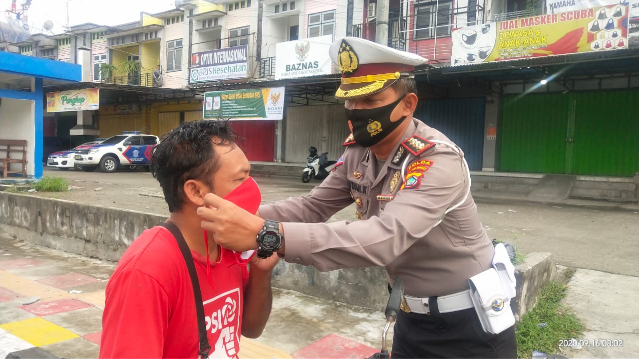 Ditlantas Polda Papua Barat Lakukan Pembagian Masker di Tiga Titik