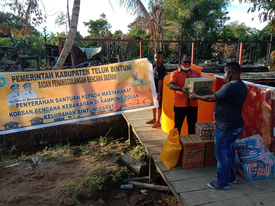 Pemda Teluk Bintuni Salurkan Bantuan Awal ke Korban Kebakaran di Kampung Tolak