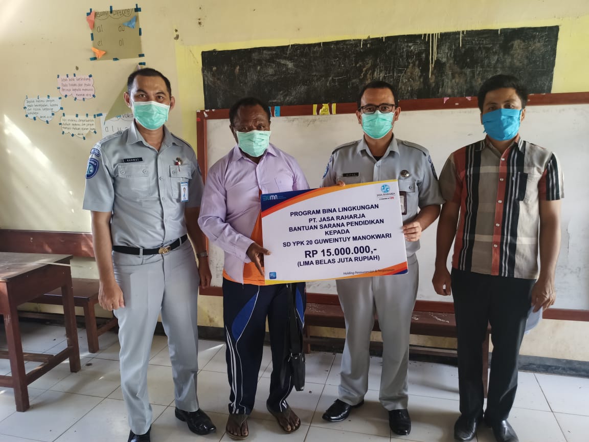 Dukung Peningkatan SDM, Jasa Raharja Manokwari Berikan Bantuan Bina Lingkungan ke Sekolah