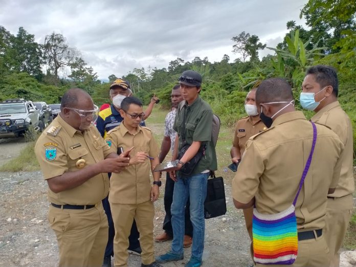 Hari Pertama Bertugas, Bupati Manokwari Selatan Turun Lapangan Tinjau Lokasi Pembangunan Kantor Bupati