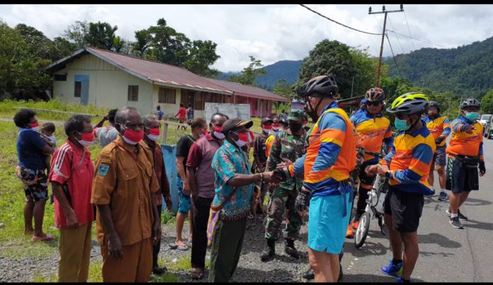 Fun Bike Perwira Kodim 1801/Manokwari Bersama Babinsa Koramil Warmare Bagikan Masker
