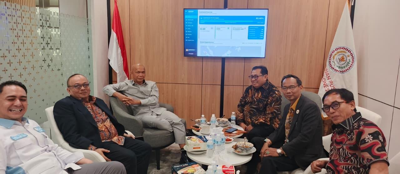 Ketum SMSI Firdaus dan JAM Intel Kejagung Reda Mathovani Bahas Sinergi Kejagung, ABPEDNAS dan SMSI Sukseskan Jaga Desa dan Jaga Dapur MBG