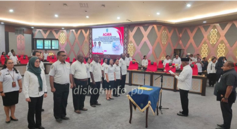 Gubernur Dominggus Mandacan Lantik 13 Pejabat Administrator dan Pengawas Lingkup Disdukcapil Papua Barat