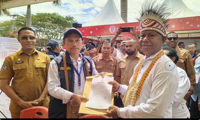 Gubernur Papua Barat Serahkan 2 NIB kepada Pelaku Usaha di Manokwari